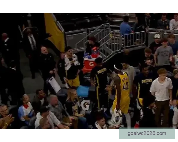 西卡因摊手抱怨裁判判罚吃到第二个技术犯规被驱逐出场